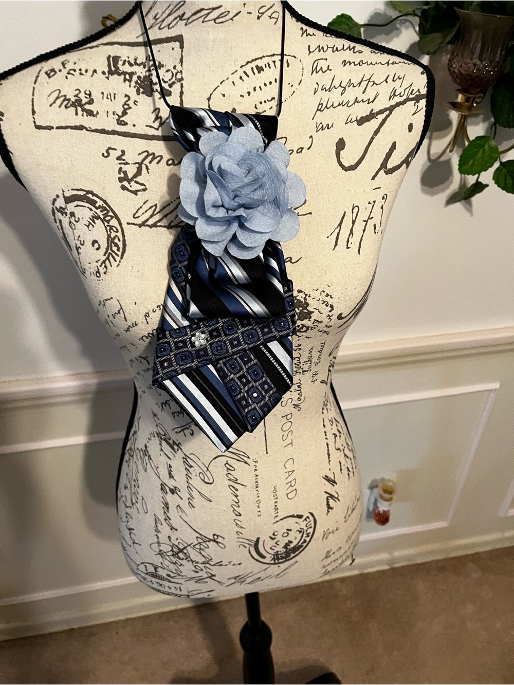 Women's Navy & Light Blue Floral necktie, necklace.
